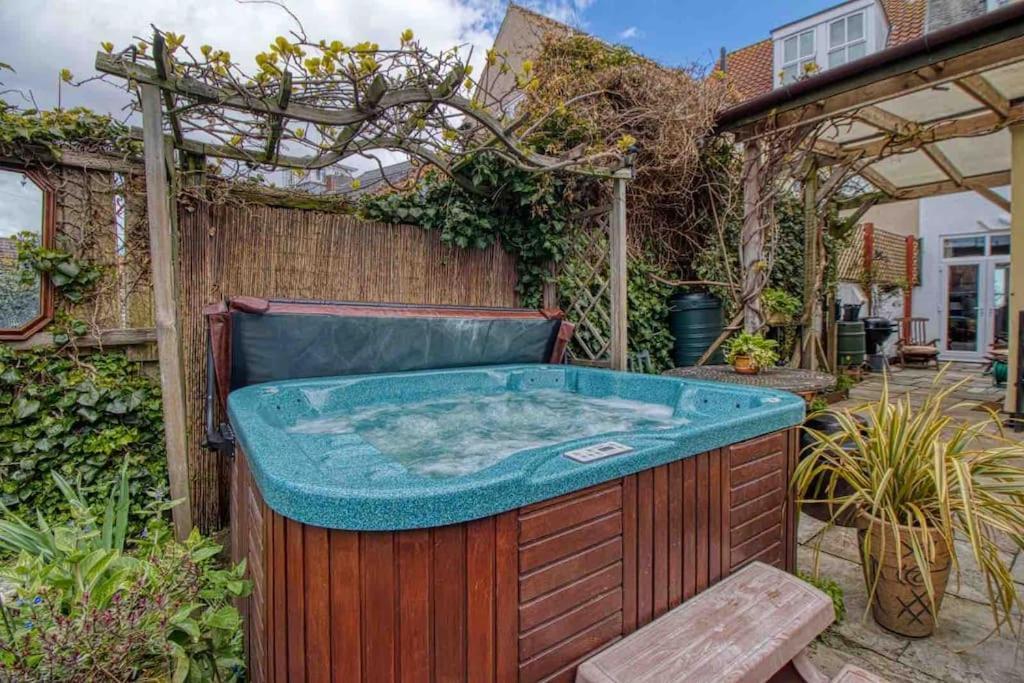 Large Character Home, Hot Tub, Beach 5 Min Walk Gorleston-on-Sea Eksteriør billede